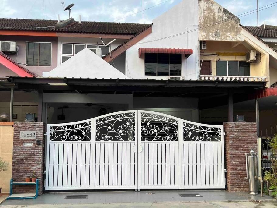 M Guest House2 Muar Buitenkant foto
